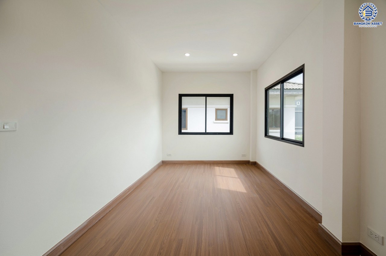 บ้านมือสองตกแต่งใหม่ โครงการ ปฐวีกาญจน์ ประชาชื่น-แจ้งวัฒนะ ทำเลโซนเมือง ดีไซน์สุด Classic ใกล้เซ็นทรัลแจ้งวัฒนะ สนามบินดอนเมือง เดินทางสู่ใจกลางเมืองได้อย่างรวดเร็วด้วย ทางด่วน"ศรีสมาน" และรถไฟฟ้าสายสีชมพู "สถานีเมืองทองธานี" บนเนื้อที่ 61.6 ตร.ว. ฟังก์ชัน 3 ห้องนอน 4 ห้องน้ำ 1 ห้องแม่บ้านพร้อมห้องน้ำ จอดรถได้ 2 คัน